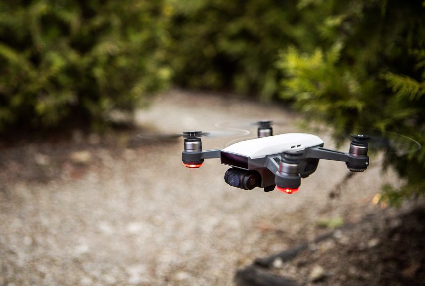 Il drone DJI SPARK in azione senza paraeliche