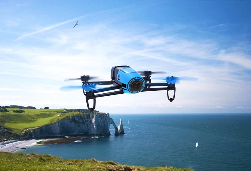 Il drone Parrot Bebop FPV con videocamera Full HD, grazie alla stabilità di volo e alla videocamera da 14MP, è ideale per riprese aeree