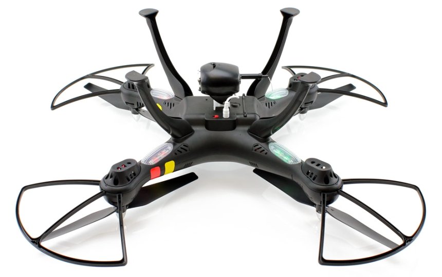 Il drone SYMA X8W FPV a gambe all’aria: notare l’antenna Wi-Fi sulla videocamera e i LED rossi e verdi in prossimità dei motori